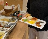 ホテルの朝食ビュッフェで最後のひとつをゲットしたと思ったら…「次の展開までがあるある」との声が続出