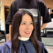 【神業が炸裂！】縮毛矯正で“光る髪”に大変身！きれいなストレートヘアに「サラッサラ！」と笑顔で手ぐしが止まらない