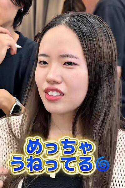 髪のうねりが気になると話す女性