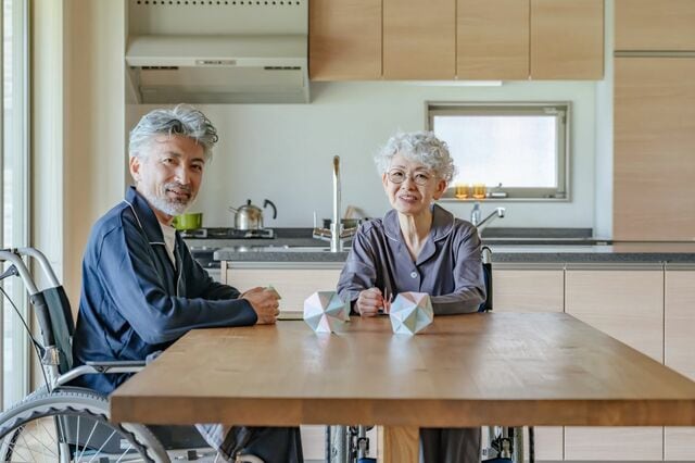【60歳代・70歳代】貯蓄平均2000万超の裏で進むシニア格差《毎月の赤字＆介護費用》の落とし穴 