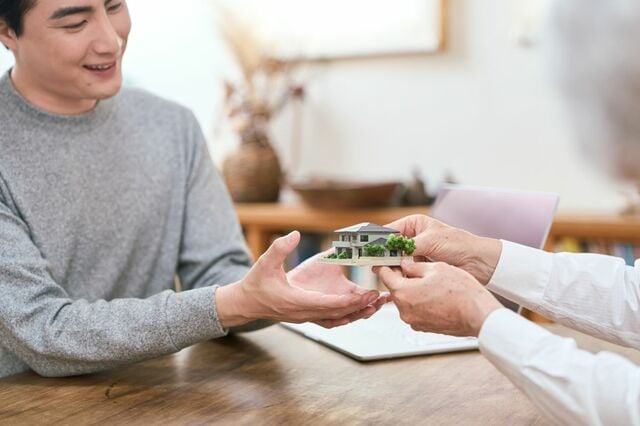 翌年3月15日までに贈与税の申告を。親の援助で住宅ローンを繰り上げ返済すると、300万円なら贈与税「19万円」