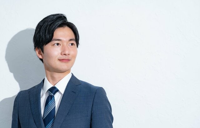 【他社が羨ましい人は41.3％】7回連続《トップ3》は公務員とトヨタ！「部長は1000万超え？」中間管理職の役職別・平均年収一覧表をみる