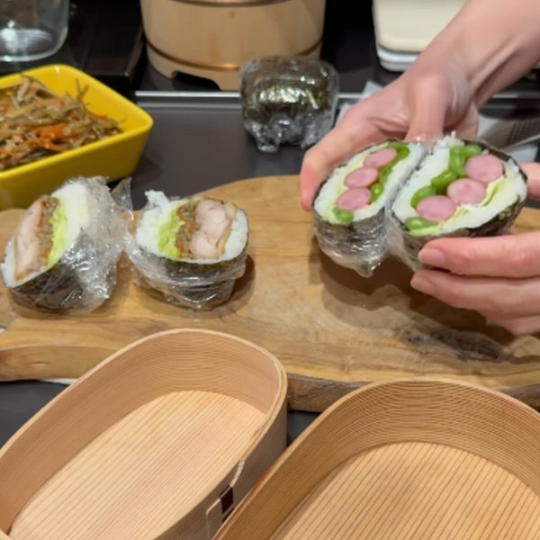 【夫弁当】〈照り焼きチキン〉や〈ウインナー〉を詰めた「おにぎらず弁当」の断面が美しくて美味しそう！