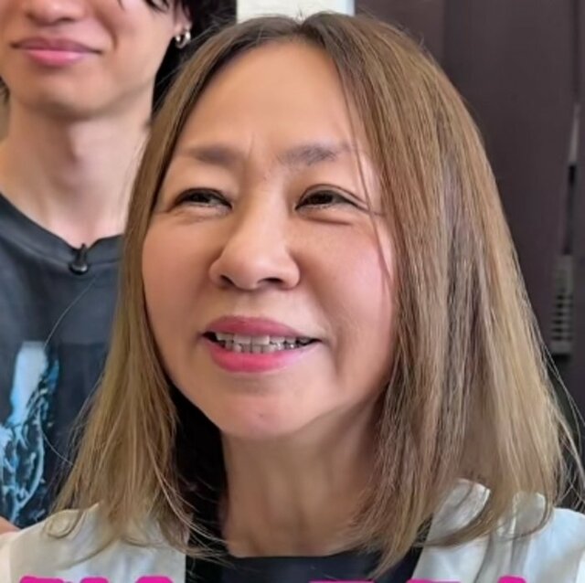 「50年以上ずっとボブ」だという女性が首元すっきりのショートヘアに。「首とか顔が細く見えるね」と喜びの声