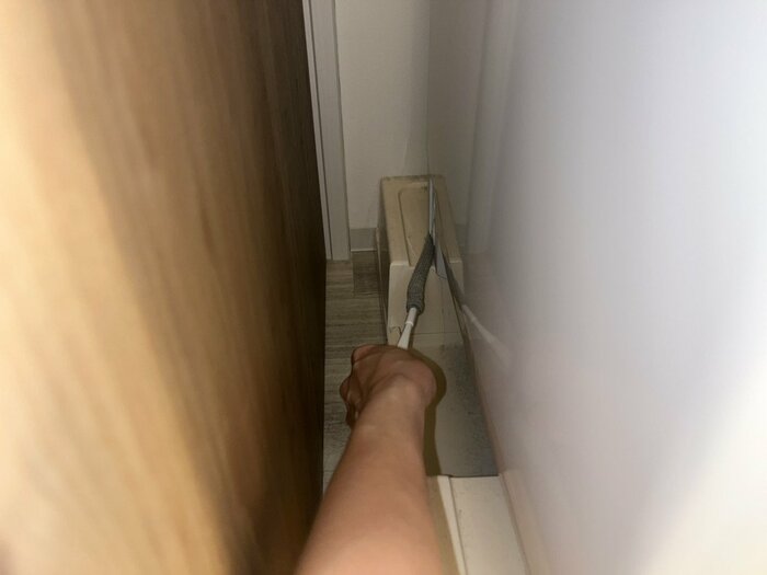 モップや雑巾を持つ手が届かない隙間に、スティックで掃除をしてみました