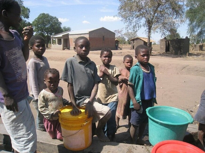 アフリカ地域の水汲みの様子（撮影：クラウドクレジット社員）