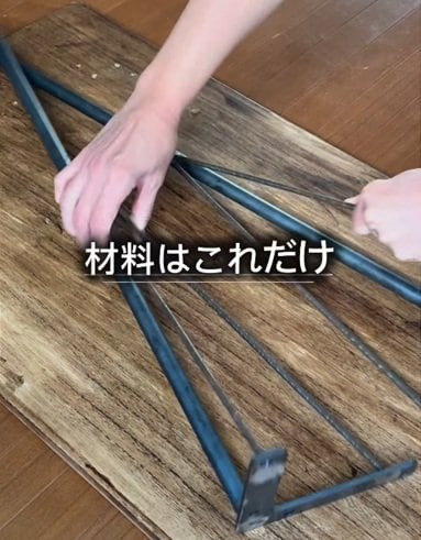 【テーブルDIY】50代主婦が鉄脚と板だけで作るインダストリアルな〈おしゃれかっこいいテーブル〉 ねじ止めするだけの簡単DIYに反響
