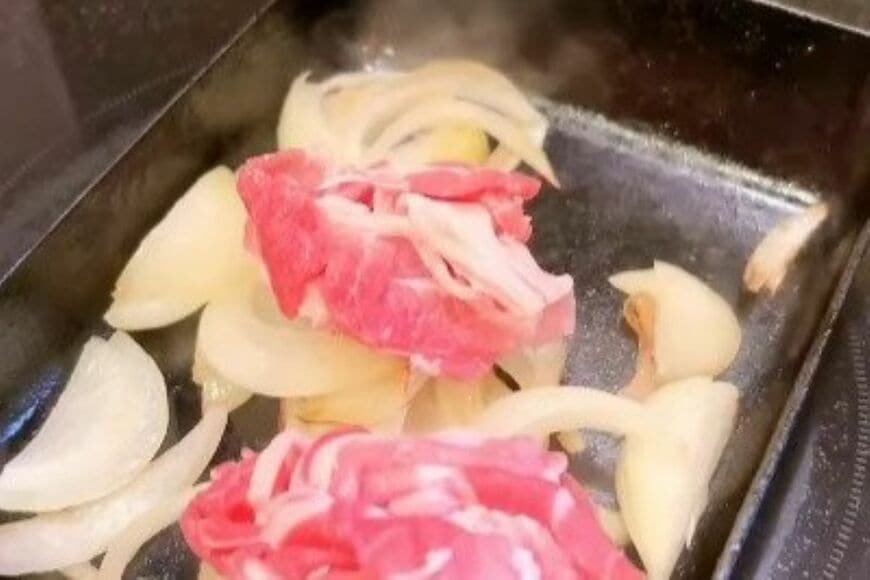 「朝7時に家を出る夫」に妻が作る【豚と玉ねぎのピリ辛炒め弁当】　食欲そそるおかずを綺麗に詰めた一品に「メッチャ美味しそう」