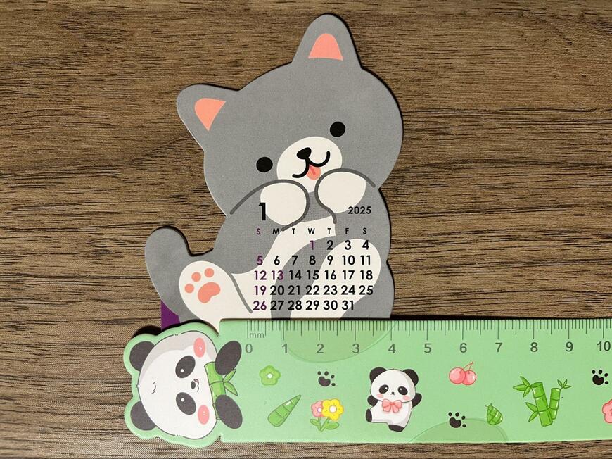 筆者撮影（ダイソー、アニマルダイカットカレンダー（ねこ））