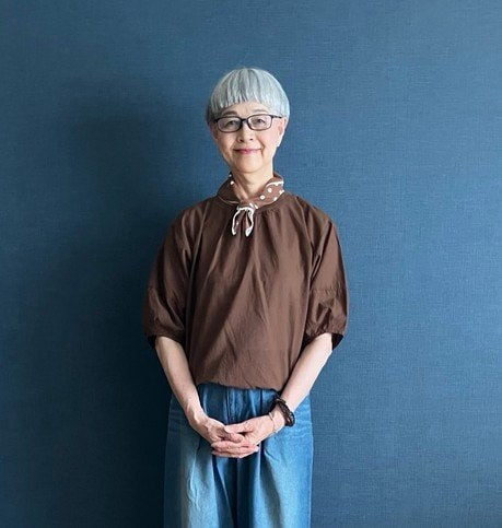 【70代マダム】夏のスタディオクリップ「リネンブラウス」の着こなしがハイセンス！「全然暑苦しくない」の声