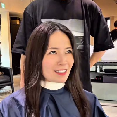 【神業が炸裂!】縮毛矯正で“光る髪”に大変身!きれいなストレートヘアに「サラッサラ!」と笑顔で手ぐしが止まらない