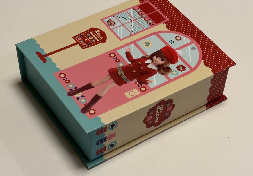 筆者撮影（キャンドゥ、ブック型ボックス M リカちゃん レトロポップ）