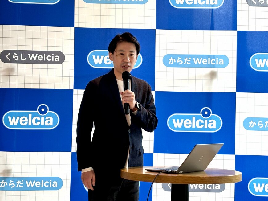 壇上で説明する男性の写真