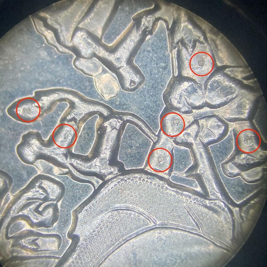 実体顕微鏡で確認した記念硬貨
