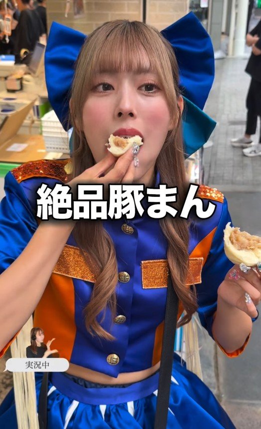 豚まんを堪能するナオ・オブ・ナオさん