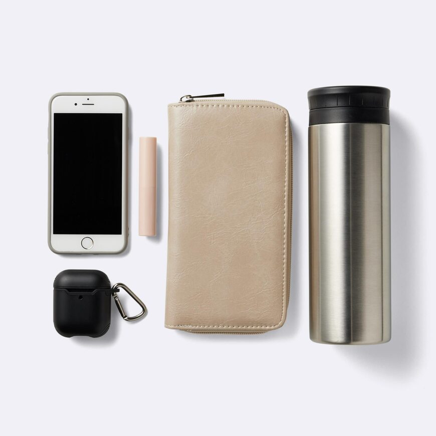 500ml相当の水筒やスマホ、ポーチなど、バッグに入る荷物の例