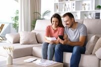 【11月も続く値上げラッシュ】世論調査でわかった生活水準「中の中」が約5割、自由時間よりも「収入」を増やしたい人が半数以上