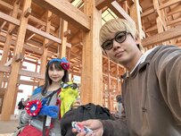 【17歳差夫婦】48歳妻＆31歳夫が万博デートを満喫！記念写真には「相変わらずステキなカップル」の声も