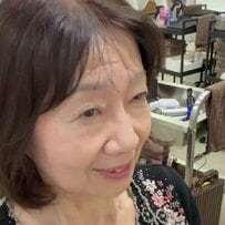 「ぺたんとしちゃうのが悩み」の女性　カットで毛流れとレイヤーのある「ふんわり上品なショートボブ」にスタイルチェンジ