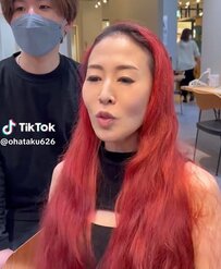 「彼氏と付き合って12周年」赤髪女性が人生2回目のショートで大胆イメチェン！「別人みたい」と本人衝撃！