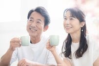 いまの「70歳代」の「平均貯蓄額と中央値」はいくら？「年金受給額」と「家計収支」の平均も見てみよう！