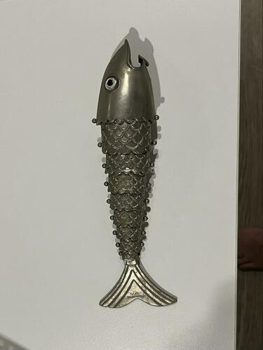 金属製 魚の彫刻 シルバー 祖母の遺品から出てきた「謎の魚グッズ」に目を疑う 刻印されていた