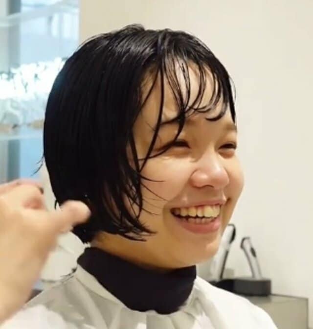 【劇的イメチェン】ボブ女性がくせ毛を活かした“ミニボブ”に→眉上のショートバングに挑戦した結果…「似合ってるぅ～」と絶賛の声