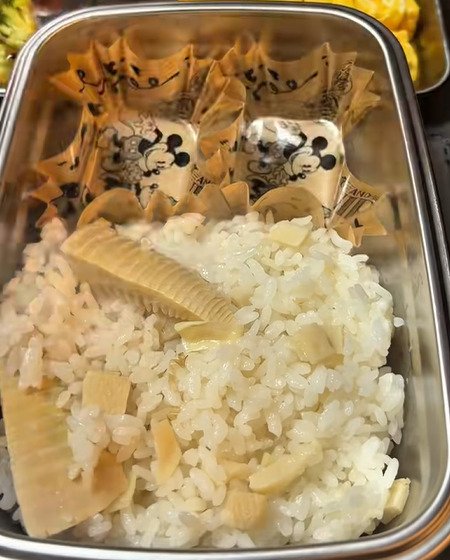 【二度寝】元料理人が急いで詰めた「たけのこご飯＆ハンバーグ弁当」　高校生の息子に作る「おかずたっぷりな一品」がたまらない…