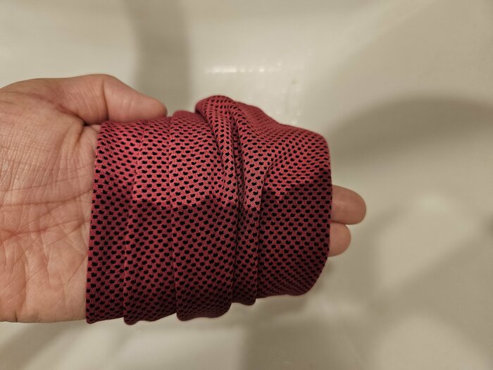 UVネッククーラーを水につけたところ