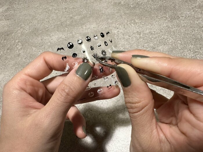 自宅にあるピンセットで台紙からシールをはがします