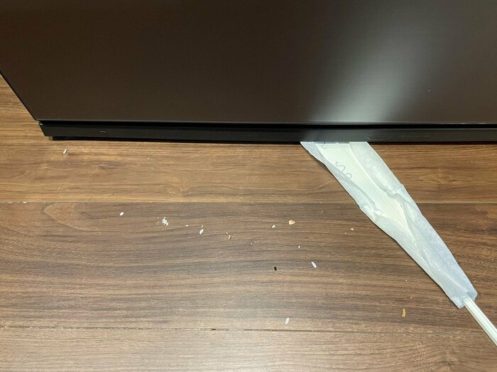 冷蔵庫下を掃除。約5mmの隙間もなんなく入れられました