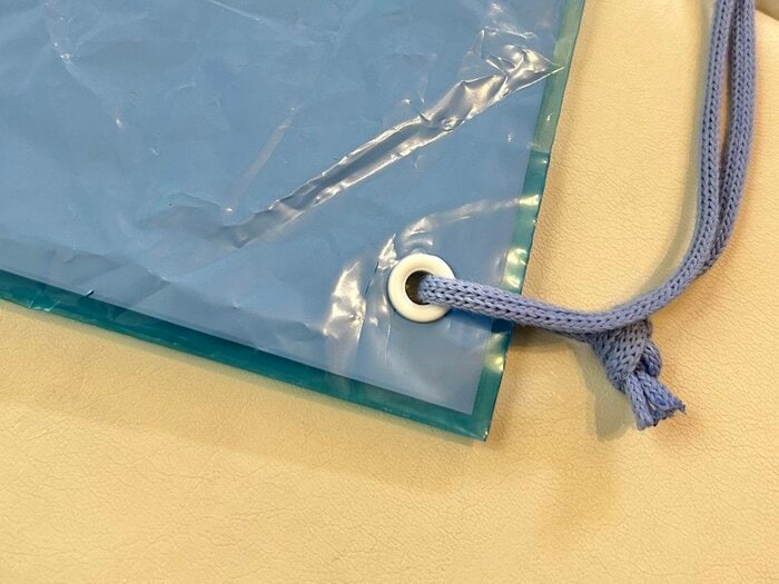 雨の季節にはビニールショルダーバッグもおすすめ