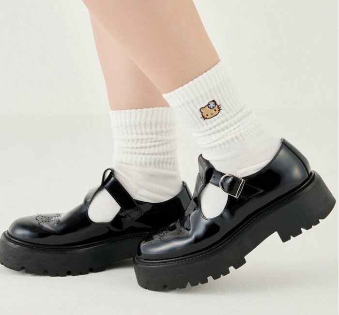 平成の女子高生の足元を飾った「ルーズソックス」もハローキティデザインで登場