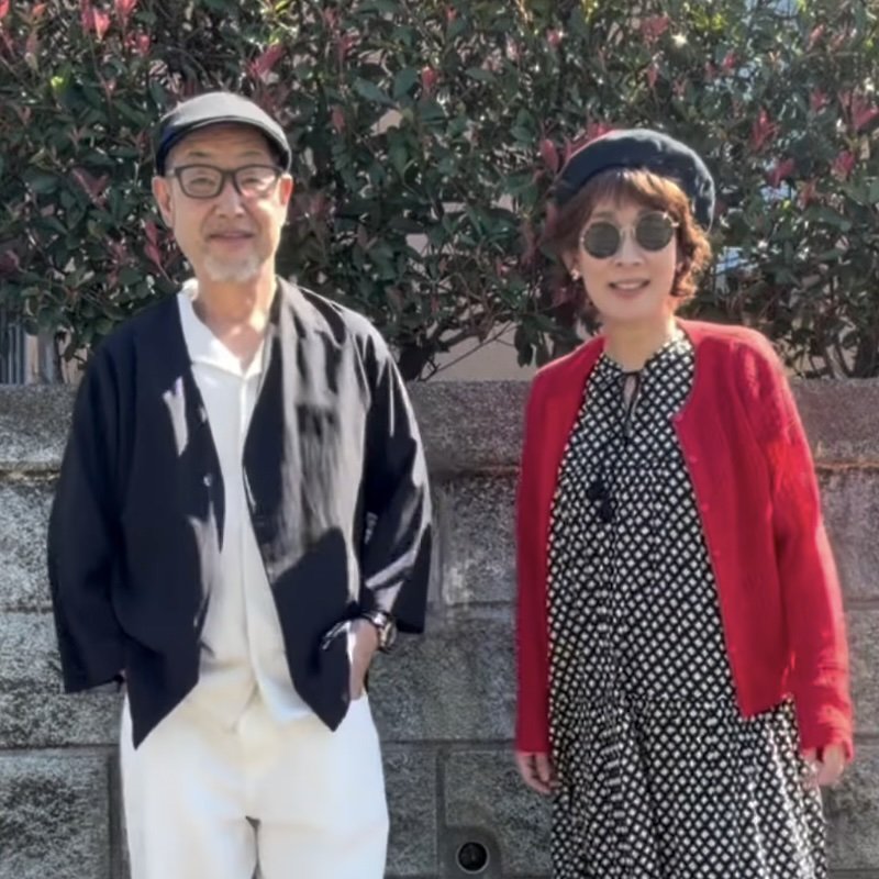 【60代の夫婦】白黒を共通カラーに！リンクした秋のレトロコーデが素敵！
