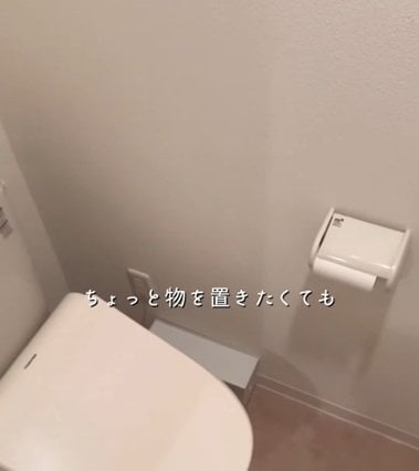 「すごーい！やってみたい」築15年賃貸の〈殺風景なトイレ〉→わずか10分で〈おしゃれなカフェ風収納棚〉が爆誕！反響続々