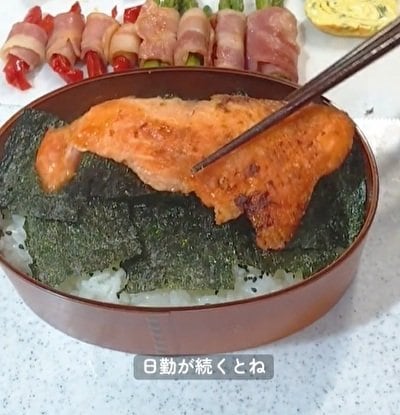 看護師の母が息子のために作る【サーモンソテー弁当】1合分のご飯の上におかずをのせてボリューム満点！