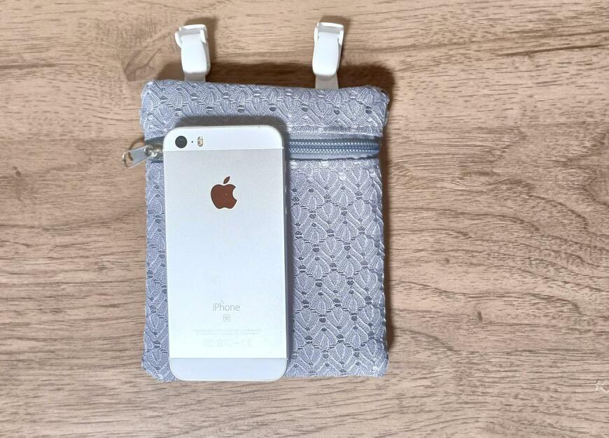 筆者撮影（ダイソー、移動ポケット縦型 レース柄）