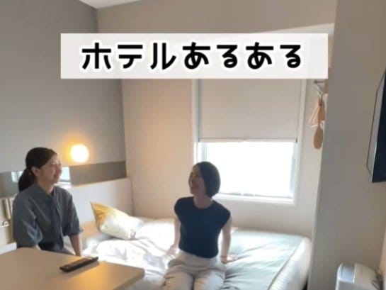 ホテルに2人で泊まって部屋を何度も出入りしていると…「スリッパあるある」に思わず納得してしまう