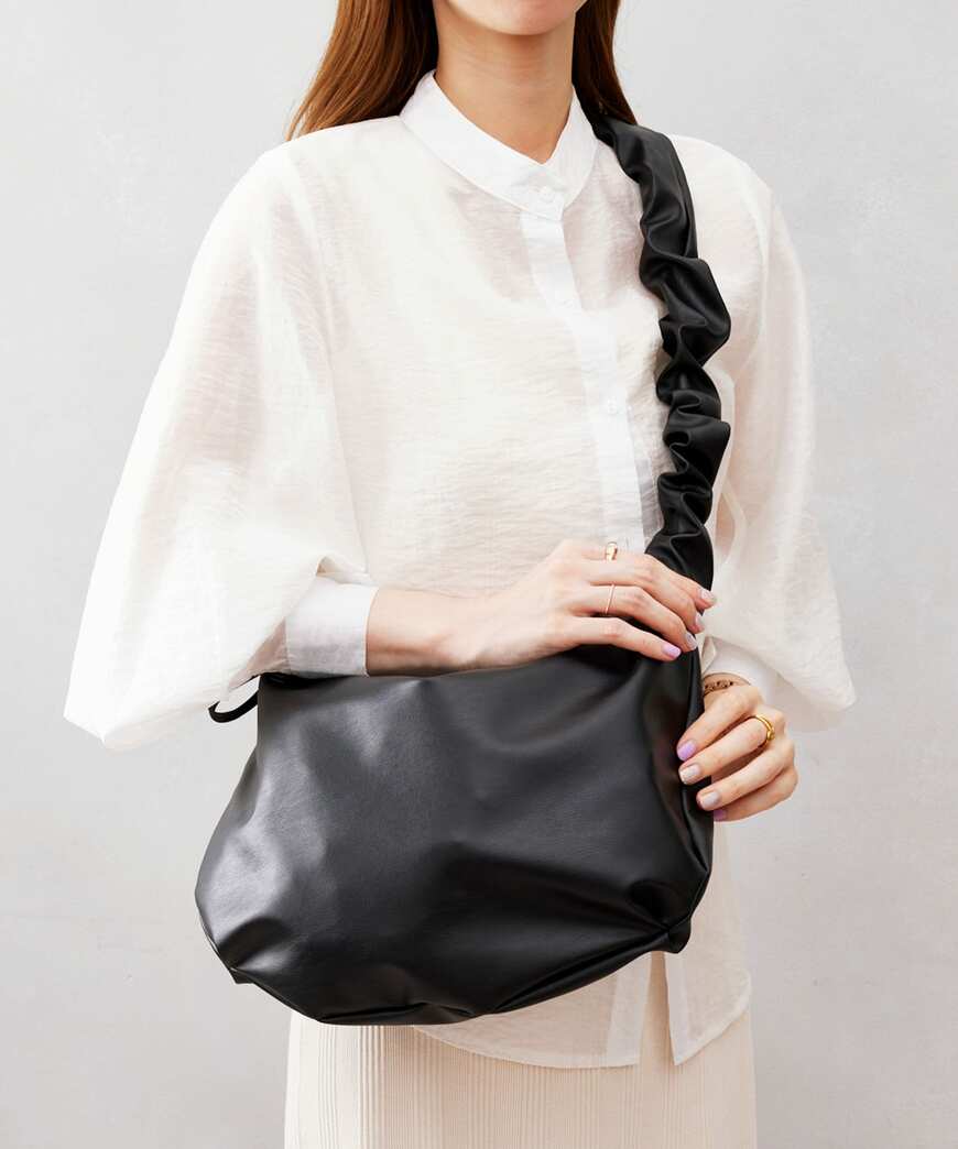 出所：3COINS公式　ギャザー2wayショルダーバッグ