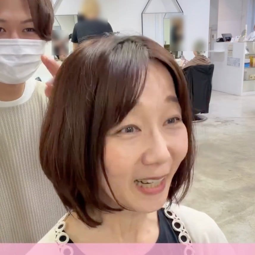 「サイドが重い」と髪型に悩む女性が〈お任せカット〉で悩み解消。華やかなショートに「来て良かったです」と弾ける笑顔！