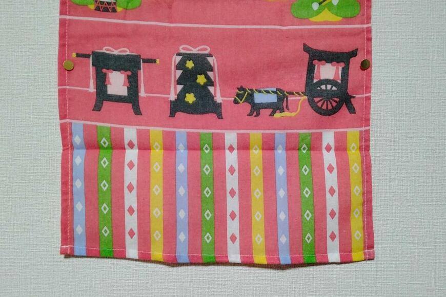 筆者撮影（セリア、ひなまつり手ぬぐい風タオル 五段飾り柄）