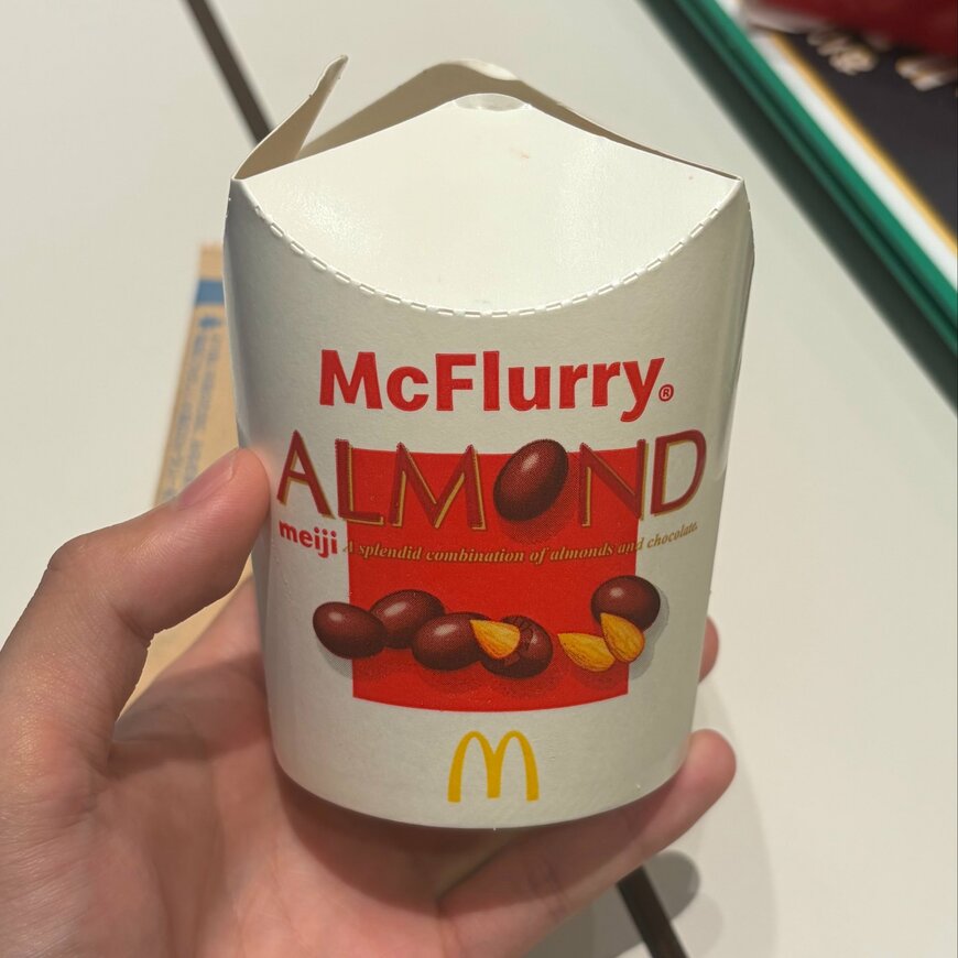 マックフルーリー 明治アーモンドチョコレートのパッケージ
