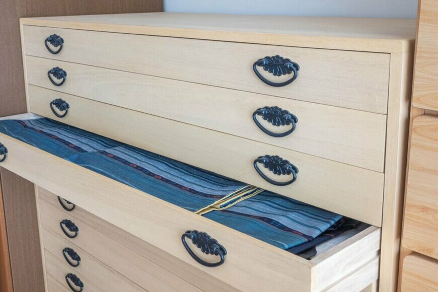 桐たんすに和服が入っている