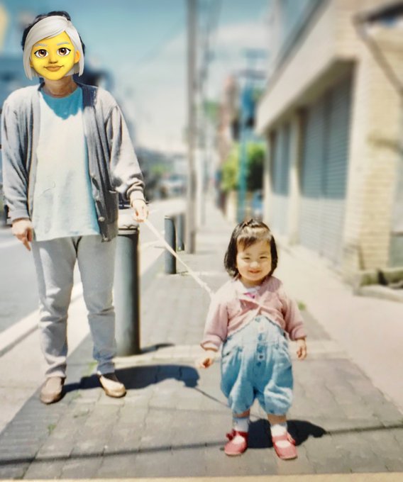 約30年前に撮影された子供と孫の散歩の様子