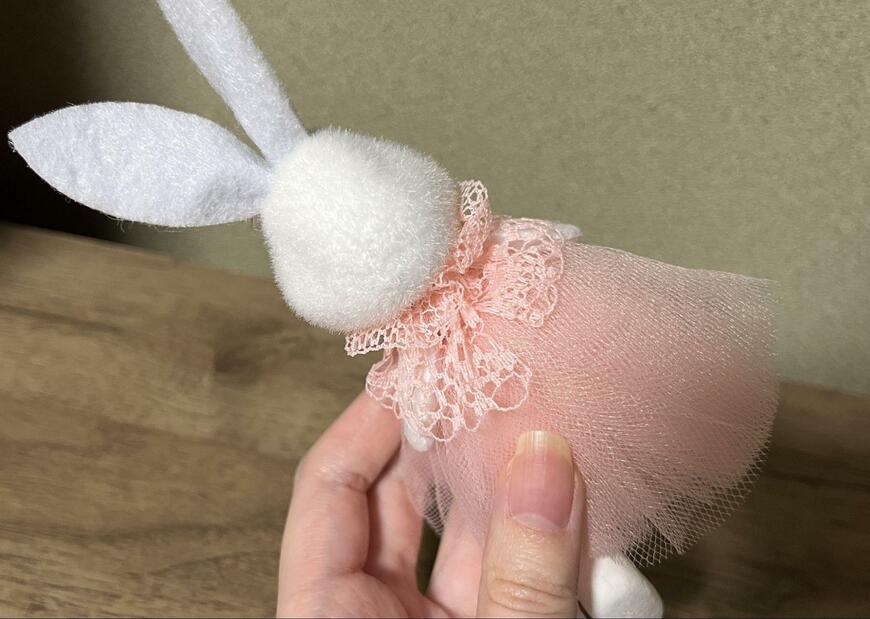 ダイソー、足ぶらぶらうさぎの置物、後ろ姿の紹介画像