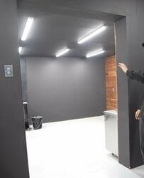 「センスが素晴らしい」ぽっかりと空いた〈ガレージ開口部〉→ほぼ廃材だけで重厚感のある〈バーンドア〉に大変身！反響続々