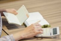 意外と多い「60歳代で貯蓄ゼロ」の割合を円グラフで見る。公的年金の受給額もデータで確認