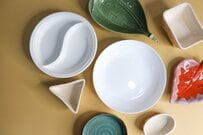 戦時中に陶磁器メーカーが製造した皿　子ども用とは思えない絵柄に「時代を反映していますね」