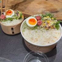 【お弁当術】汚れを気にせず味わえる紙容器を使った「カツカレー弁当」。洗い物の手間を省き、キッチンカーのような特別感を演出して日々の昼食に変化をつける工夫