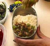 彼女が恋人に作る「ピーマン肉味噌弁当」ご飯が進みそうなボリューム弁当が話題